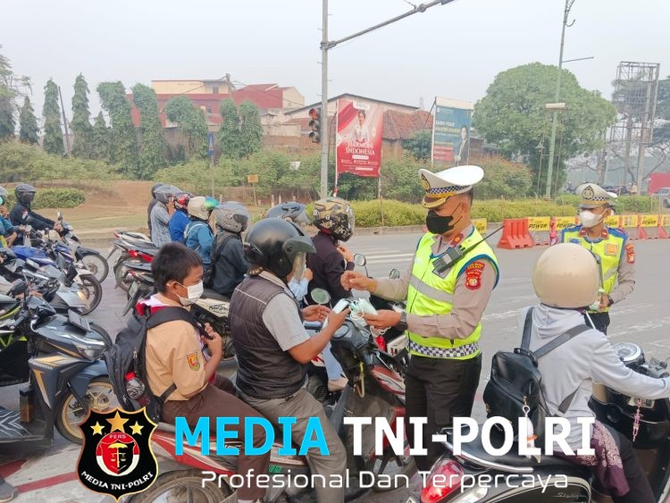 Polres Metro Bekasi Bagikan 150 Masker dan Imbau Pengendara Utamakan Keselamatan
