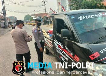 Polsek Kedungwaringin Bagikan 100 Masker kepada Pengguna Jalan Antisipasi Paparan Abu Vulkanik
