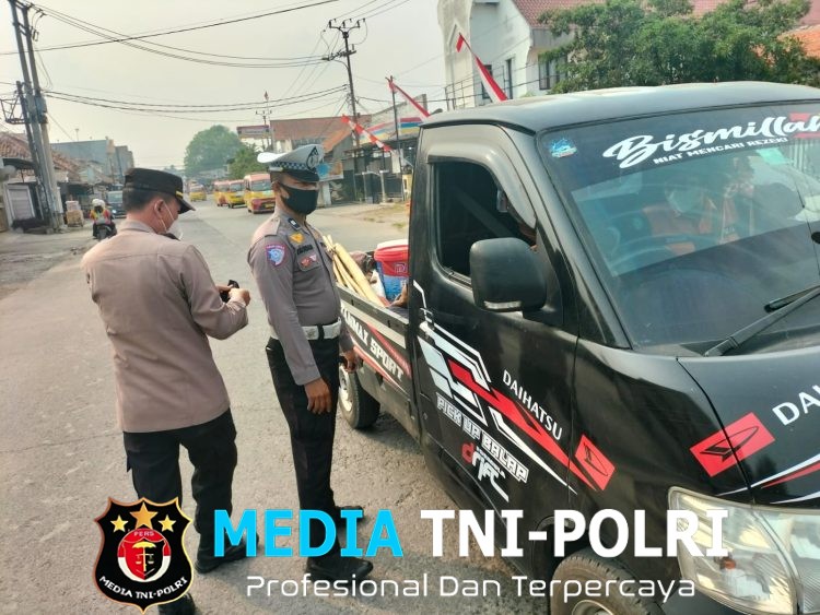Polsek Kedungwaringin Bagikan 100 Masker kepada Pengguna Jalan Antisipasi Paparan Abu Vulkanik