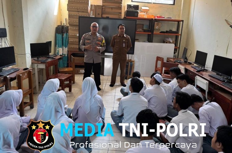 Polsek Kedungwaringin Gelar Police Goes to School di SMK Az Zhahiriyah, Tanamkan Disiplin dan Cegah Kenakalan Remaja