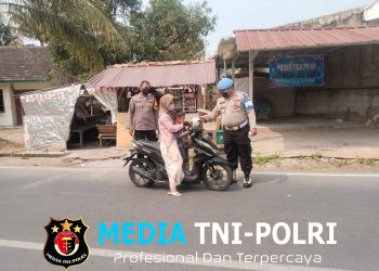 Polsek Cibarusah Bagikan 100 Masker kepada Pengguna Jalan Antisipasi Dampak Abu Vulkanik Anak Krakatau