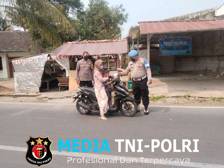 Polsek Cibarusah Bagikan 100 Masker kepada Pengguna Jalan Antisipasi Dampak Abu Vulkanik Anak Krakatau