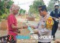 Polsek Cabangbungin Bagikan 100 Masker, Antisipasi Dampak Abu Vulkanik Gunung Anak Krakatau