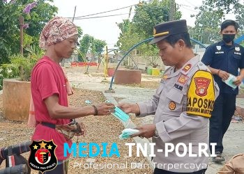 Polsek Cabangbungin Bagikan 100 Masker, Antisipasi Dampak Abu Vulkanik Gunung Anak Krakatau