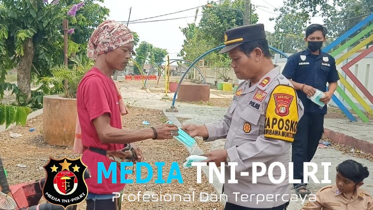 Polsek Cabangbungin Bagikan 100 Masker, Antisipasi Dampak Abu Vulkanik Gunung Anak Krakatau