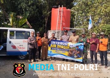 Babinsa Krisis Air Bersih, Alumni SMPN 2 Masaran Kirim 10 Ribu Liter Air ke Warga Srawung