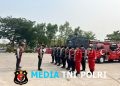 Polres Metro Bekasi Bersama Damkar Jababeka Bersihkan Endapan Abu Vulkanik di Sejumlah Ruas Jalan