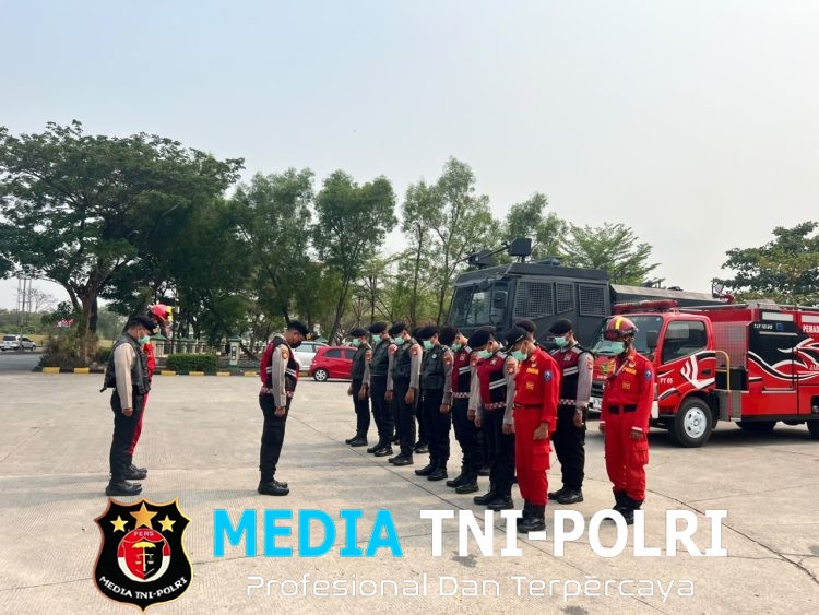 Polres Metro Bekasi Bersama Damkar Jababeka Bersihkan Endapan Abu Vulkanik di Sejumlah Ruas Jalan