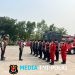Polres Metro Bekasi Bersama Damkar Jababeka Bersihkan Endapan Abu Vulkanik di Sejumlah Ruas Jalan
