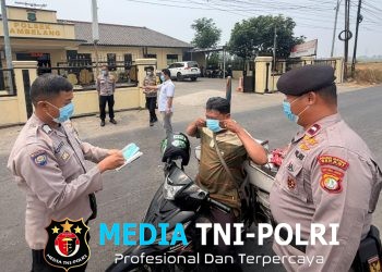 Polsek Tambelang Bagikan 100 Masker kepada Pengguna Jalan Antisipasi Paparan Abu Vulkanik