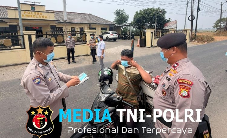 Polsek Tambelang Bagikan 100 Masker kepada Pengguna Jalan Antisipasi Paparan Abu Vulkanik