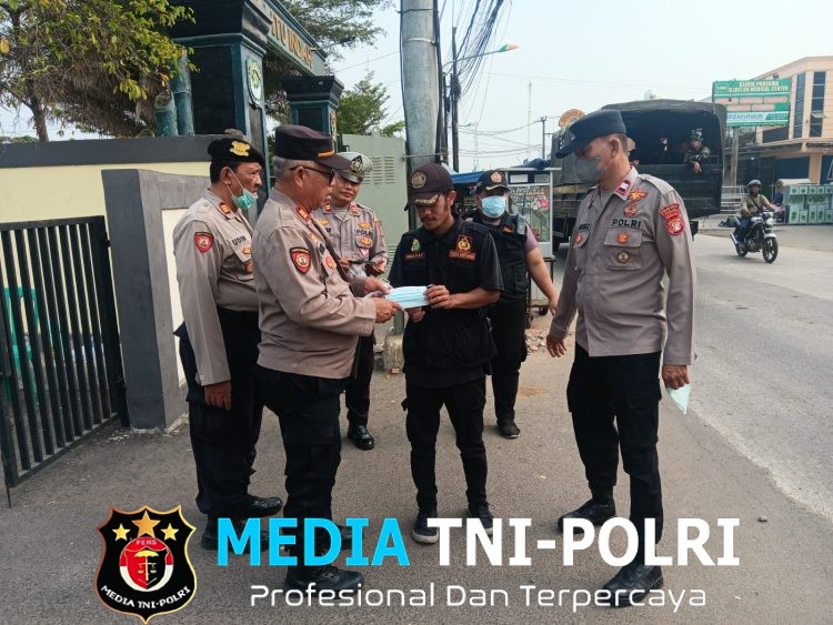 Polsek Babelan Bagikan 150 Masker kepada Masyarakat Antisipasi Dampak Abu Vulkanik