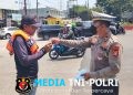 Polsek Cikarang Pusat Bagikan 100 Masker kepada Pengguna Jalan Antisipasi Debu Vulkanik Gunung Krakatau