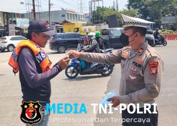 Polsek Cikarang Pusat Bagikan 100 Masker kepada Pengguna Jalan Antisipasi Debu Vulkanik Gunung Krakatau