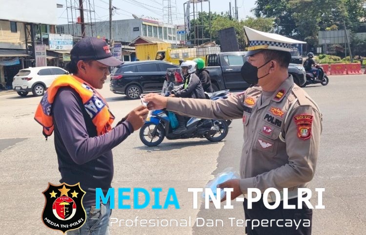 Polsek Cikarang Pusat Bagikan 100 Masker kepada Pengguna Jalan Antisipasi Debu Vulkanik Gunung Krakatau