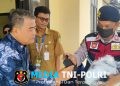 Polsek Muaragembong Bagikan Masker kepada Warga Antisipasi Abu Vulkanik Anak Krakatau
