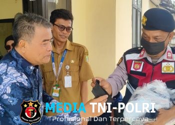 Polsek Muaragembong Bagikan Masker kepada Warga Antisipasi Abu Vulkanik Anak Krakatau