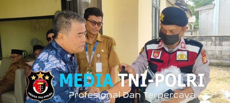 Polsek Muaragembong Bagikan Masker kepada Warga Antisipasi Abu Vulkanik Anak Krakatau