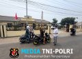 Polsek Tambelang Bagikan 200 Masker kepada Pengguna Jalan Antisipasi Paparan Abu Vulkanik