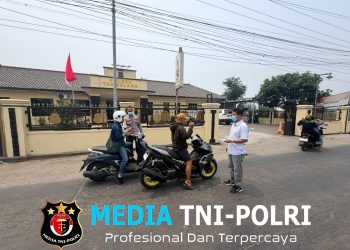 Polsek Tambelang Bagikan 200 Masker kepada Pengguna Jalan Antisipasi Paparan Abu Vulkanik