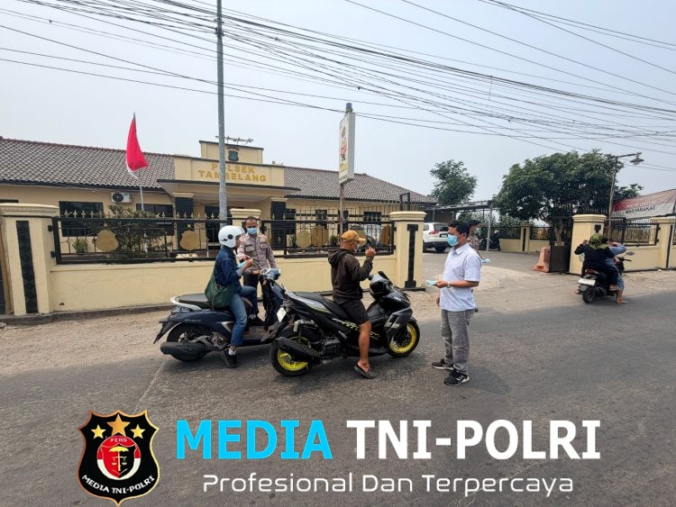 Polsek Tambelang Bagikan 200 Masker kepada Pengguna Jalan Antisipasi Paparan Abu Vulkanik