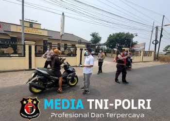 Polsek Tambelang Bagikan 200 Masker kepada Pengguna Jalan Antisipasi Paparan Abu Vulkanik