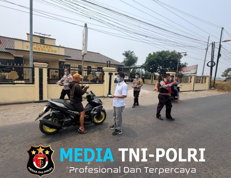 Polsek Tambelang Bagikan 200 Masker kepada Pengguna Jalan Antisipasi Paparan Abu Vulkanik