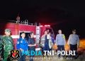 Polsek Kotabumi Kota Turun Langsung Padamkan Kebakaran Lahan di Kotabumi Udik