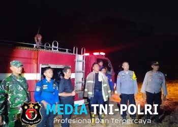 Polsek Kotabumi Kota Turun Langsung Padamkan Kebakaran Lahan di Kotabumi Udik