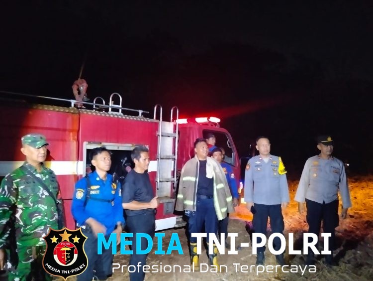Polsek Kotabumi Kota Turun Langsung Padamkan Kebakaran Lahan di Kotabumi Udik