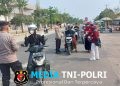 Antisipasi Abu Vulkanik Anak Krakatau, Polsek Tulang Bawang Tengah bersama Komunitas FATWA Way Abung Bagikan Masker Gratis ke Warga