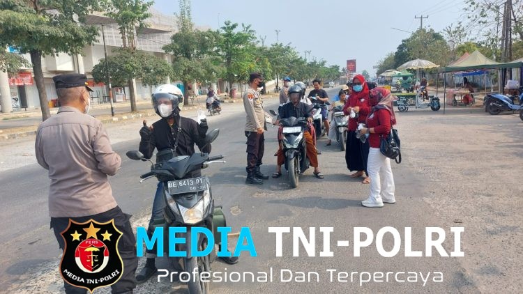 Antisipasi Abu Vulkanik Anak Krakatau, Polsek Tulang Bawang Tengah bersama Komunitas FATWA Way Abung Bagikan Masker Gratis ke Warga
