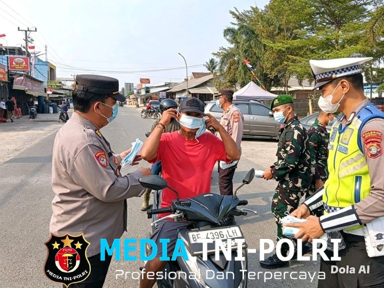 Polres Mesuji Bersama Forkopimda Bagikan Masker Serentak di 16 Titik, Antisipasi Dampak Abu Vulkanik Erupsi Gunung Anak Krakatau