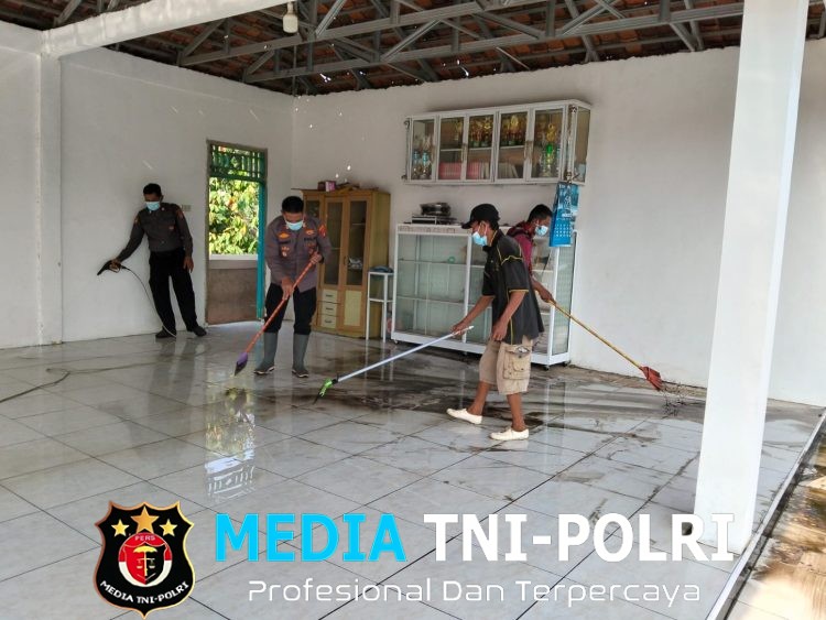 Dari Rumah Ibadah hingga Sekolah, Polisi Bantu Pringsewu Bangkit dari Dampak Abu Vulkanik