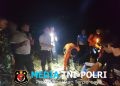 Kapolsek Menyuke Dampingi Kasat Samapta Polres Landak Beserta Anggota Padamkan Api Di Desa Anik Dingir