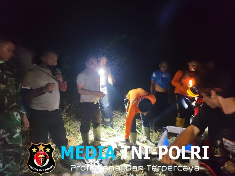 Kapolsek Menyuke Dampingi Kasat Samapta Polres Landak Beserta Anggota Padamkan Api Di Desa Anik Dingir