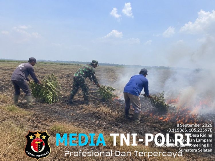 Babinsa Berjibaku Jinakkan Api, 8 Hektare Lahan di Desa Riding Berhasil Dipadamkan