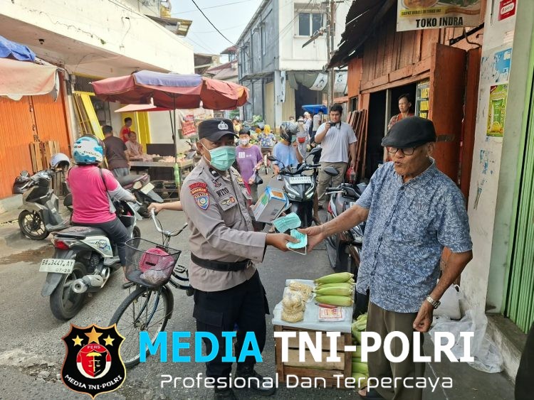 Kapolsek Padang Selatan AKP NirdesAli Bagikan Masker Gratis Untuk Warga Di Pasar Tanah Kongsi