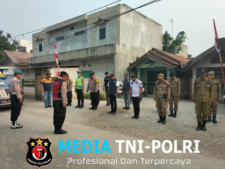 Polsek Kedungwaringin Bersama Instansi Terkait Lakukan Penyiraman Jalan untuk Kurangi Debu