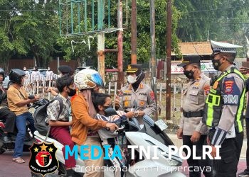 Polda Sumbar Bagikan Masker kepada Masyarakat sebagai Wujud Kepedulian terhadap Kesehatan Publik