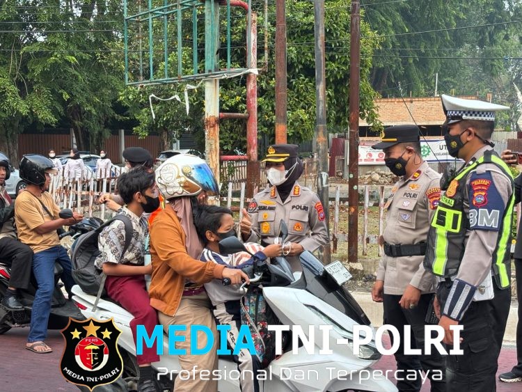 Polda Sumbar Bagikan Masker kepada Masyarakat sebagai Wujud Kepedulian terhadap Kesehatan Publik