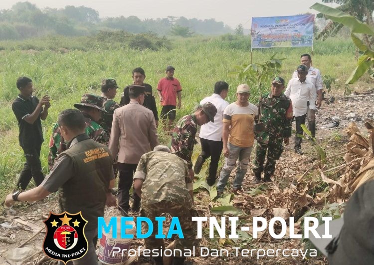 Sinergi TNI-Polri, Koramil Kedungwaringin dan Polsek Kedungwaringin Tanam Pohon di Bantaran Citarum
