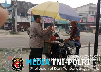 Di Tengah Kabut Asap, Polisi Patroli Temui Pedagang Keliling, Ingatkan Wajib Pakai Masker dan Cegah Karhutla
