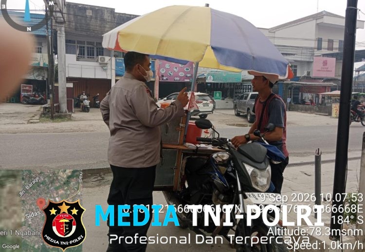 Di Tengah Kabut Asap, Polisi Patroli Temui Pedagang Keliling, Ingatkan Wajib Pakai Masker dan Cegah Karhutla
