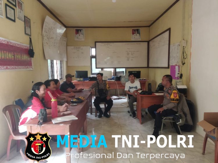 Bhabinkamtibmas Polsek Menyuke Berikan Sosialisasi Pencegahan Kebakaran Hutan dan Lahan Di Desa Angkaras