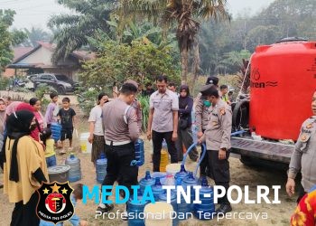 Polres Landak Peduli, Distribusikan Ribuan Liter Air Bersih untuk Warga Terdampak Kemarau