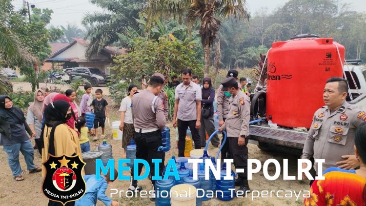 Polres Landak Peduli, Distribusikan Ribuan Liter Air Bersih untuk Warga Terdampak Kemarau