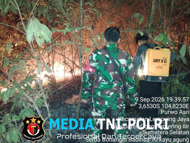Babinsa Koramil 402-10/Kayuagung Turun Langsung Padamkan Karhutla di Muara Burnai 1