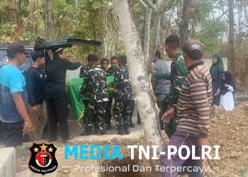 Prajurit Yonif TP 449/SH Melayat dan Bantu Proses Pemakaman Warga Watubonang