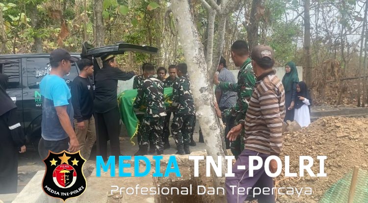 Prajurit Yonif TP 449/SH Melayat dan Bantu Proses Pemakaman Warga Watubonang